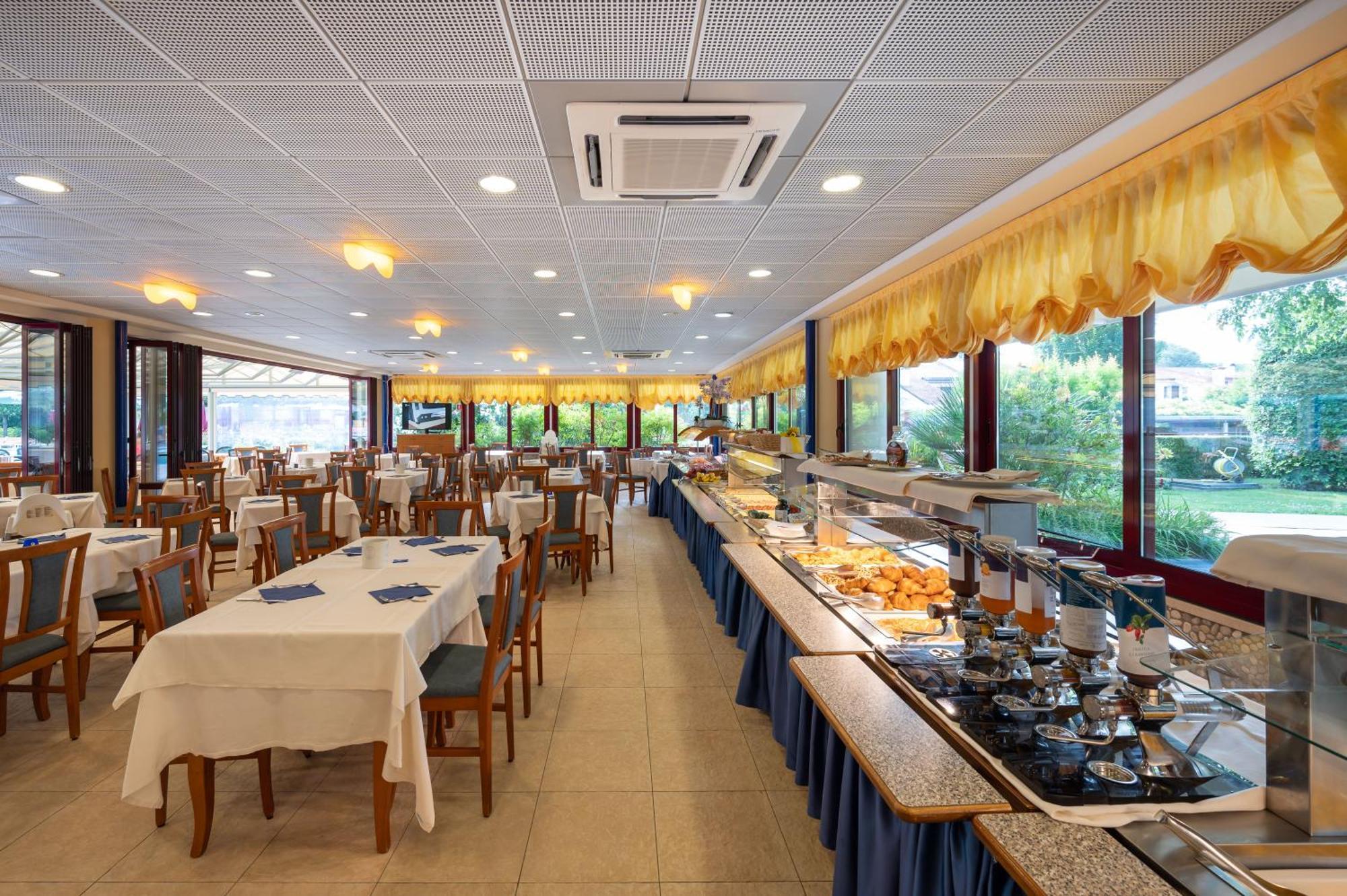 Villaggio Planetarium Resort Bibione Exterior photo